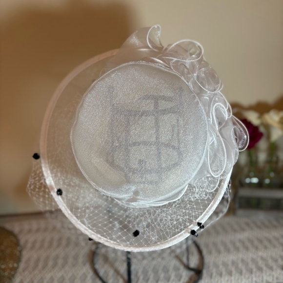 Women’s Church / Derby Hat. 100% Wool. With netting. White with black decor. - Picture 3 of 6